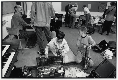 108046 Afbeelding van leerlingen van de Gemeentelijke Muziekschool (Domplein 4) te Utrecht, in voorbereiding van een ...